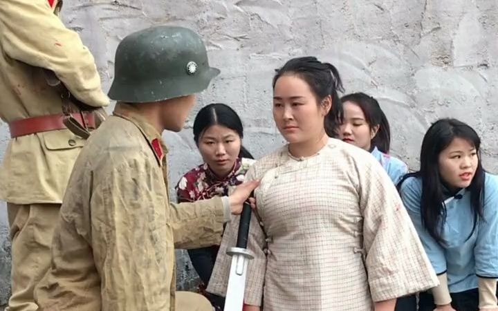女演員遭遇群演搶劫卻意外星光閃耀，暖心日常與情感紐帶揭秘