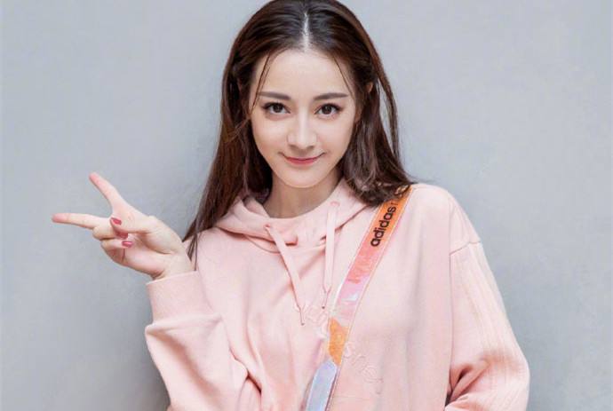 迪麗熱巴戀情最新動(dòng)態(tài)，變化、學(xué)習(xí)與自信的力量閃耀愛(ài)情之路